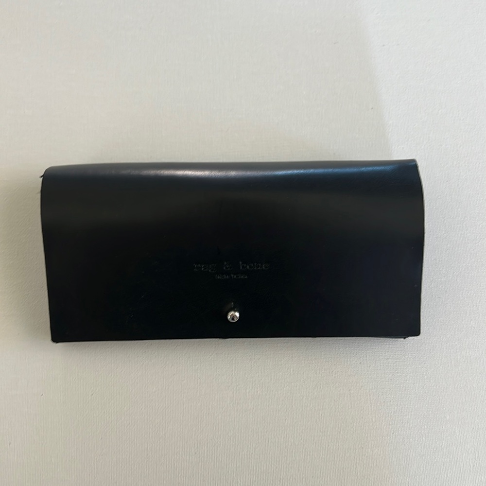 Authentic case singlases